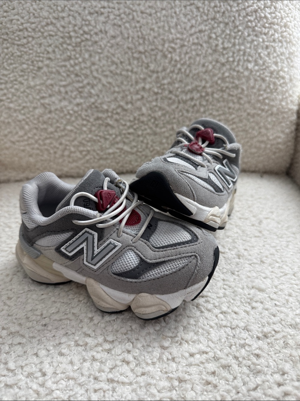 New Balance Kids Gray Sneakers with Red Lace Toggle Size 8C